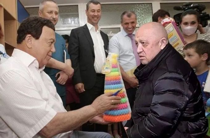 Шойгу доставил припасы, а певица Валерия 