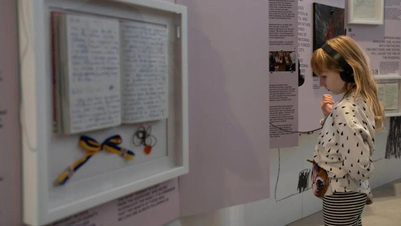 В Амстердаме выставлены военные дневники украинских детей: подробности