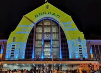 В Киеве железнодорожный вокзал подсветили патриотическими цветами