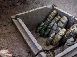 В Мексике археологи обнаружили сакральный поднос ацтеков