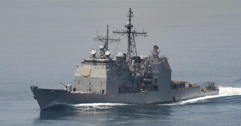 ВМС США выводят ракетный крейсер типа Ticonderoga USS Mobile Bay, на борту которого находились ракеты Tomahawk, Harpoon, SeaSparrow и Standard