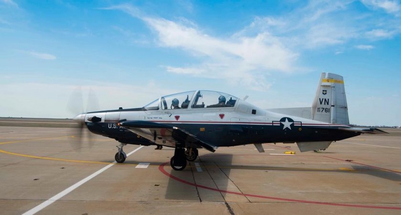 ВВС США проинспектируют 99 T-6 Texan II после серьезного повреждения ураганом не менее 12 учебных самолетов в Оклахоме