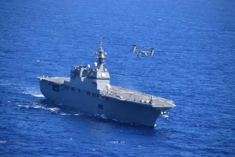 Впервые в истории американский конвертоплан V-22 Osprey приземлился на вертолетный корабль ВМС Японии