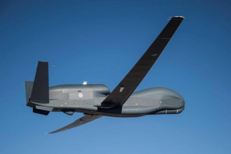 Американский стратегический беспилотник RQ-4B Global Hawk выполнил 7-часовой полет над Черным морем, приблизившись на расстояние 150 км к Крыму