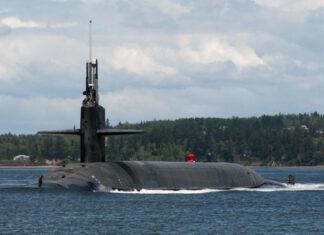 Атомная субмарина USS Alabama с межконтинентальными баллистическими ракетами Trident II дальностью свыше 12 000 км и ядерным оружием получила нового командира