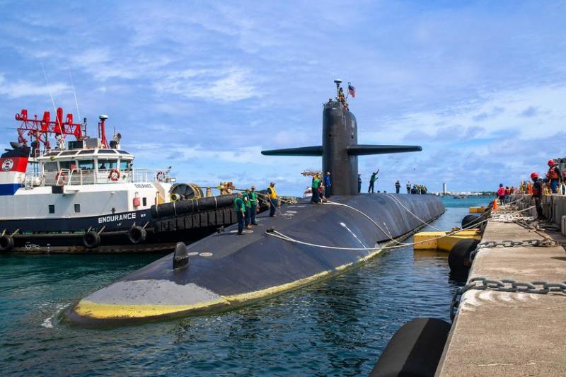 Атомная подводная лодка USS Kentucky Ohio с межконтинентальными баллистическими ракетами Trident II дальностью более 12 000 км посетила остров Гуам