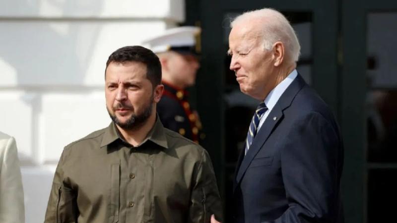 Байден пообещал Зеленскому небольшую группу ракет ATACMS: подробности СМИ США