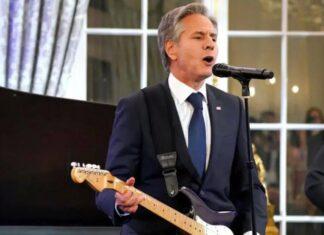 Блинкен неожиданно сыграл на гитаре и спел блюз — видео выступления собрало тысячи лайков