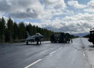 Британские истребители Eurofighter Typhoon FGR.4 вместе с F-35 Lightning II отработали взлёт и посадку на дорогу общего назначения