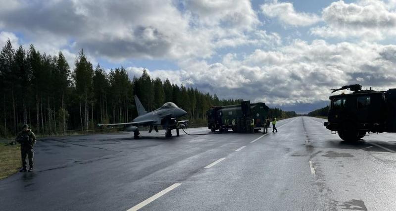 Британские истребители Eurofighter Typhoon FGR.4 вместе с F-35 Lightning II отработали взлет и посадку на дорогах общего пользования