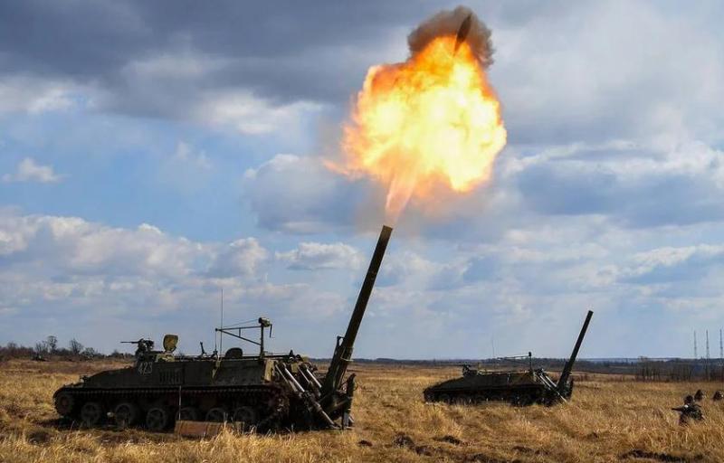 Беспилотник FPV точным попаданием в боекомплект уничтожил российский самоходный миномет 2С4 
