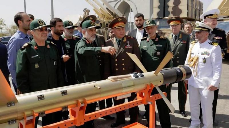 Власти Ирана впервые публично продемонстрировали барражирующую зенитную ракету 358