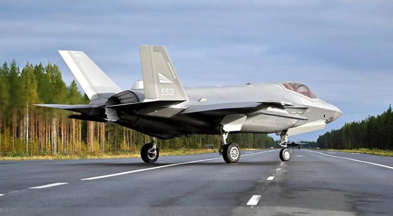 Истребитель пятого поколения F-35A Lightning II впервые в истории взлетел и приземлился на трассе общего пользования