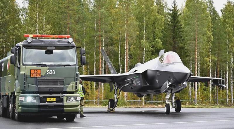 Истребитель пятого поколения F-35A Lightning II впервые в истории взлетел и приземлился на трассе общего пользования