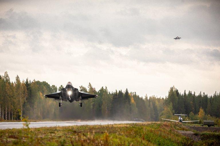 Истребитель пятого поколения F-35A Lightning II впервые в истории взлетел и приземлился на трассе общего пользования
