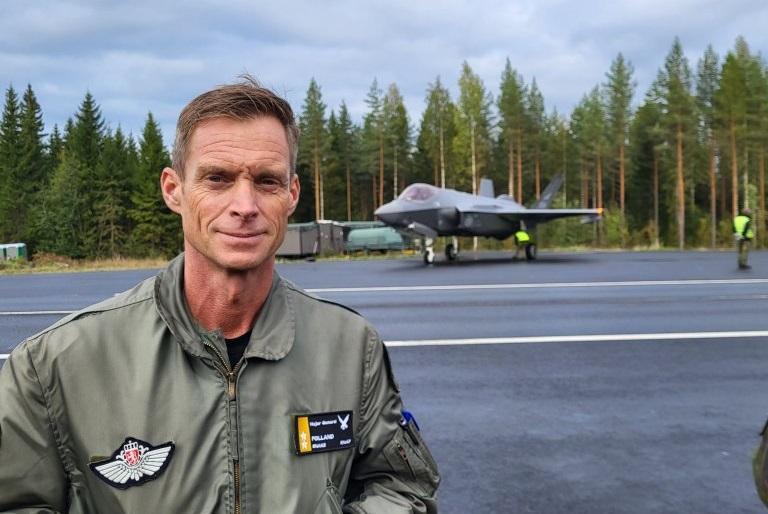 Истребитель пятого поколения F-35A Lightning II впервые в истории взлетел и приземлился на трассе общего пользования
