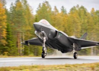 Истребители пятого поколения F-35A Lightning II впервые в истории совершили взлёт и посадку на шоссе общего назначения