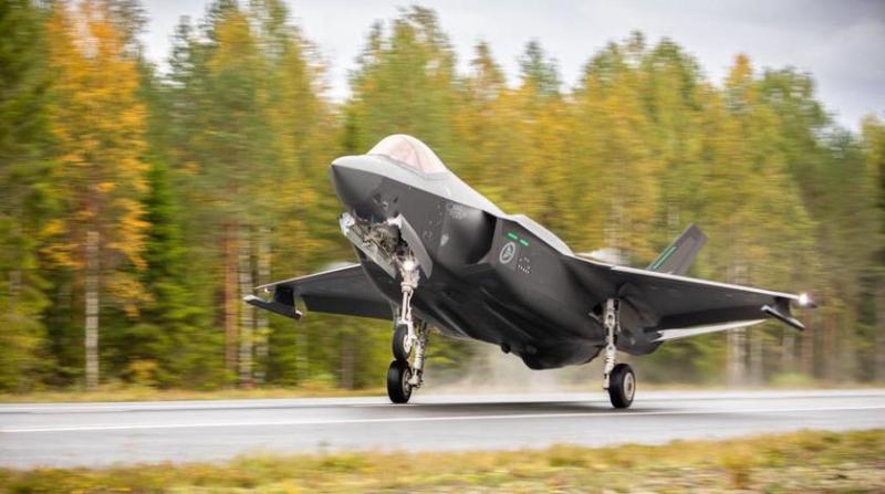 Истребитель пятого поколения F-35A Lightning II впервые в истории взлетел и приземлился на трассе общего пользования