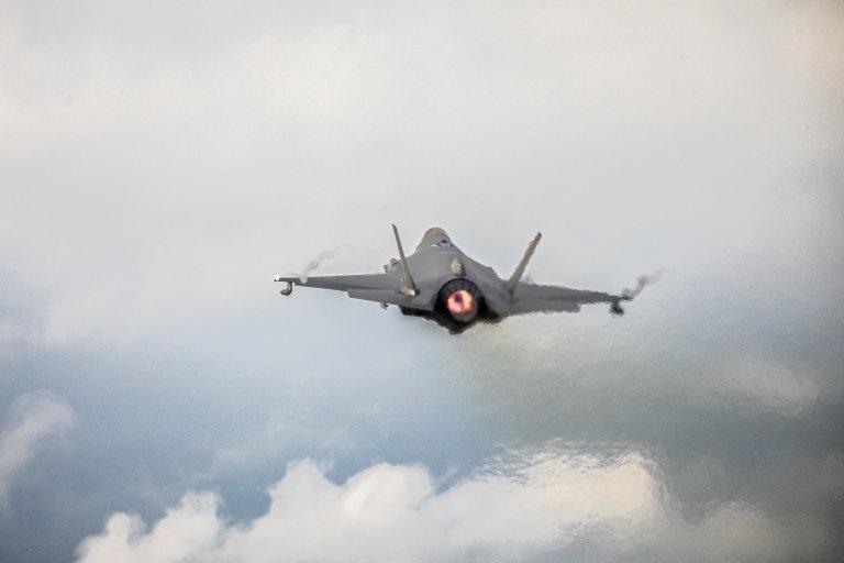 Истребитель пятого поколения F-35A Lightning II впервые в истории взлетел и приземлился на трассе общего пользования