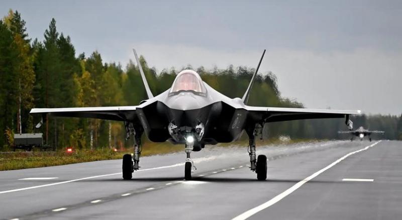 Истребитель пятого поколения F-35A Lightning II впервые в истории взлетел и приземлился на трассе общего пользования