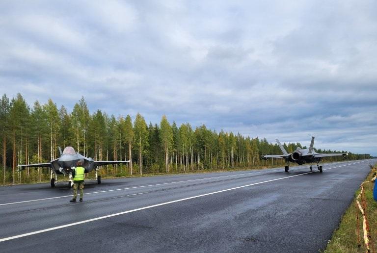 Истребитель пятого поколения F-35A Lightning II впервые в истории взлетел и приземлился на трассе общего пользования