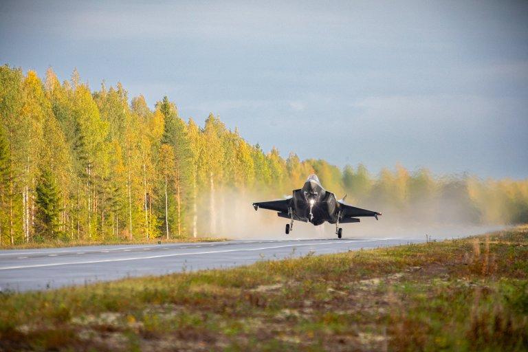 Истребитель пятого поколения F-35A Lightning II впервые в истории взлетел и приземлился на трассе общего пользования