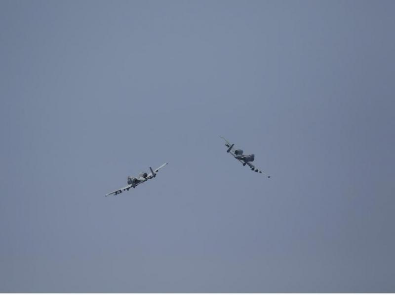 Знаменитый штурмовик A-10 Thunderbolt II принял участие в учениях в Оманском заливе вместе с эсминцем USS Stethem, который может нести ракеты Tomahawk