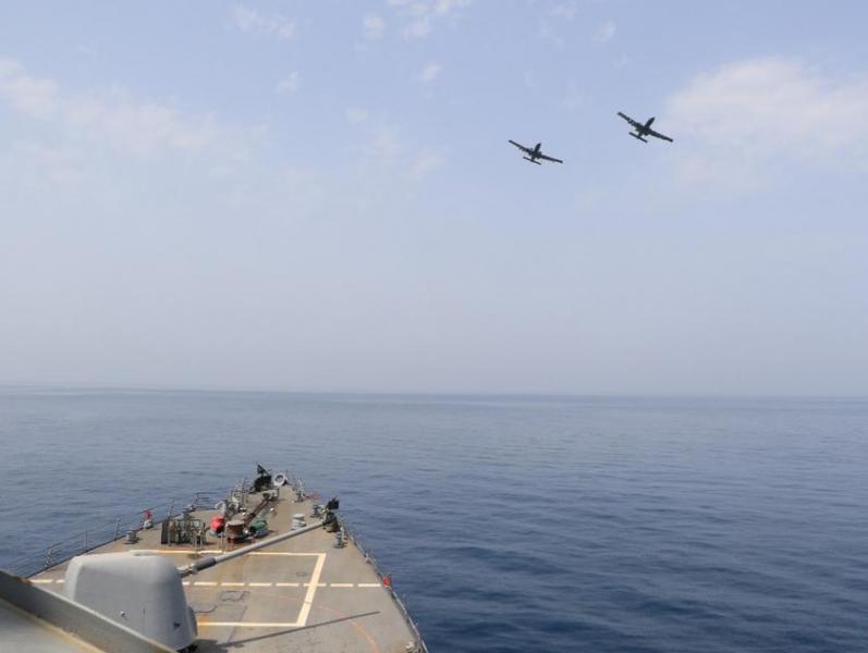 Знаменитый штурмовик A-10 Thunderbolt II принял участие в учениях в Оманском заливе вместе с эсминцем USS Stethem, который может нести ракеты Tomahawk