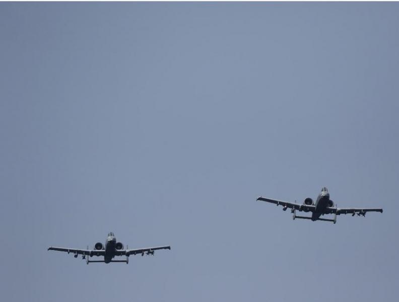 Знаменитый штурмовик A-10 Thunderbolt II принял участие в учениях в Оманском заливе вместе с эсминцем USS Stethem, который может нести ракеты Tomahawk