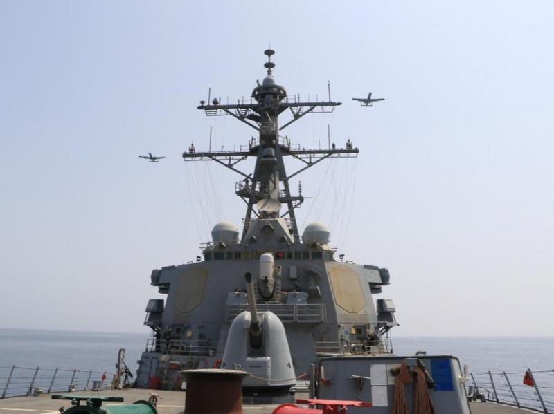 Знаменитый штурмовик A-10 Thunderbolt II принял участие в учениях в Оманском заливе вместе с эсминцем USS Stethem, который может нести ракеты Tomahawk