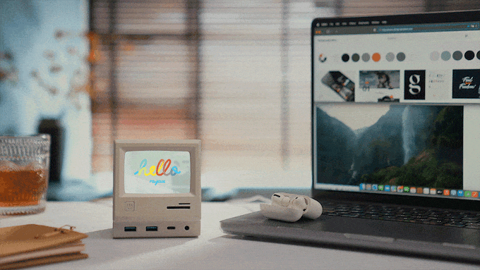 Многофункциональная док-станция RayCue 128K USB-C, выполненная в виде миниатюрного Apple Macintosh с настоящим экраном