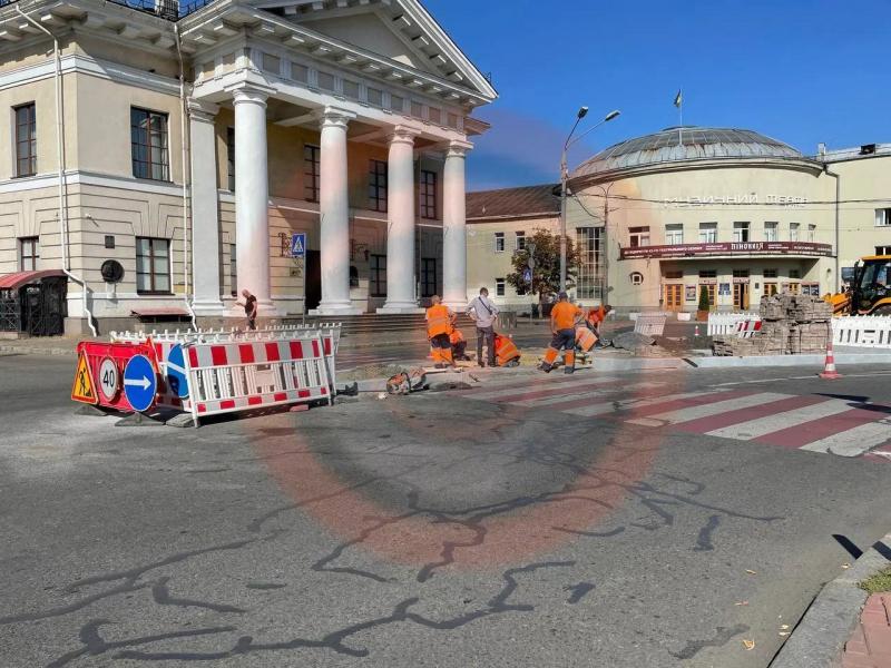 На Контрактовой площади в Киеве появилась новая карусель - фото