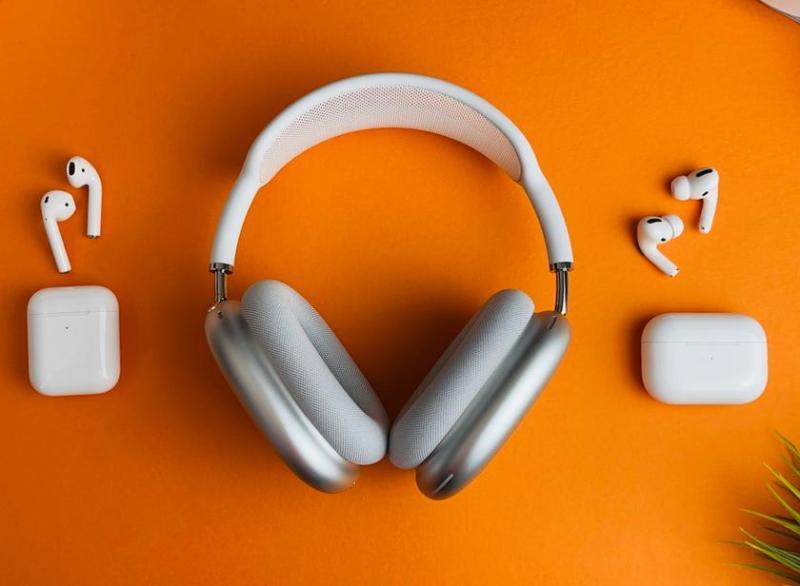 Наушники AirPods и AirPods Max также перейдут на USB-C, но в следующем году