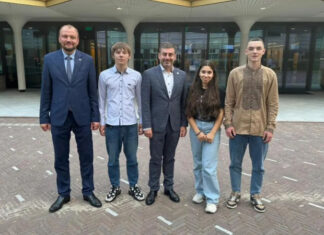 Несправедливо забрали детство: украинские дети прибыли в Гаагу рассказать о преступлениях окупантов — фото