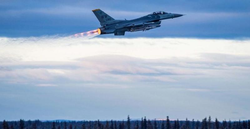 Польша проверит способность истребителей F-16 Fighting Falcon, МиГ-29 и Су-22 взлетать с воздушных трасс