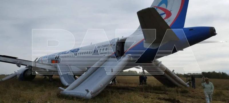 Пропал с радаров и приземлился в поле. В России разбился пассажирский самолет.