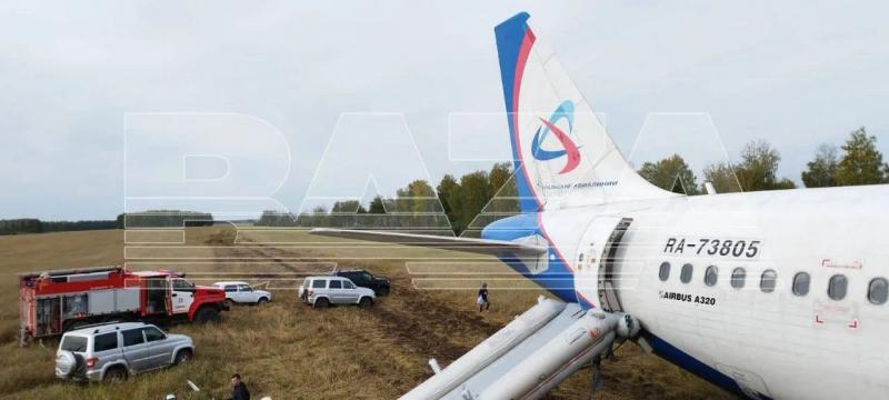 Пропал с радаров и приземлился в поле. В России разбился пассажирский самолет.