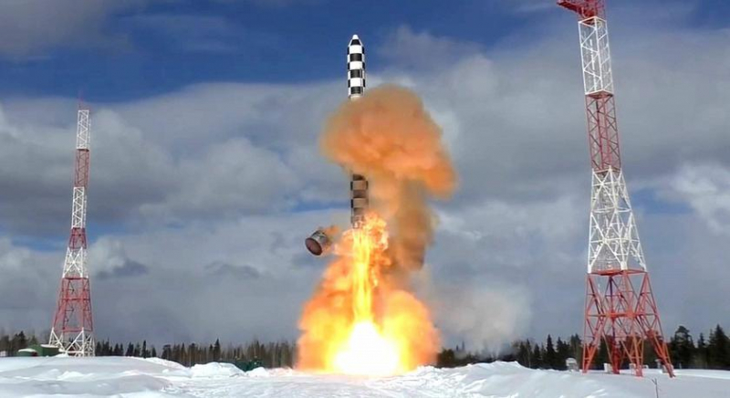 Россия официально объявила о принятии на боевую службу межконтинентальных баллистических ракет РС-28 «Сармат» с дальностью до 18 тысяч километров, способных нести ядерный заряд мощностью 7,5 мегатонн