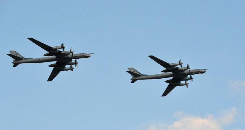 Россияне используют автомобильные шины для защиты атомных бомбардировщиков Ту-95 от украинских дронов-камикадзе