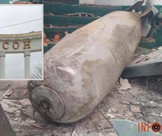 Россияне сбросили две авиабомбы на Херсон, пострадала женщина: подробности