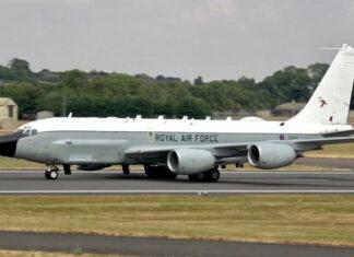 Российский истребитель Су-27 хотел сбить британский самолёт KC-135 Rivet Joint, но первая ракета промазала, а вторая отвалилась от крыла