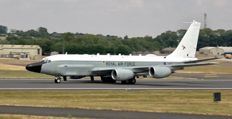 Российский истребитель Су-27 хотел сбить британский самолет KC-135 Rivet Joint, но первая ракета промахнулась, а вторая отвалилась от крыла