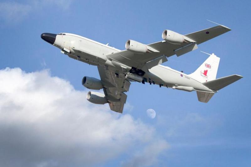 Российский истребитель Су-27 хотел сбить британский самолет KC-135 Rivet Joint, но первая ракета промахнулась, а вторая отвалилась от крыла