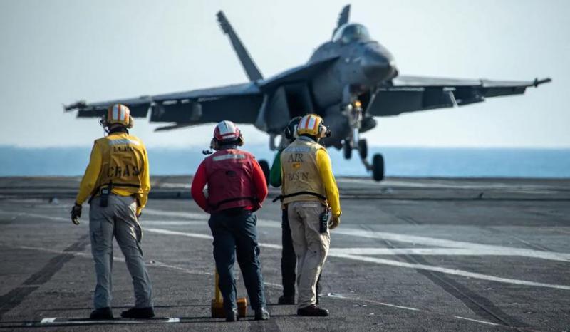 Крупнейший в мире авианосец USS Gerald R. Ford стоимостью более 13 миллиардов долларов несет на борту истребители F/A-18 Super Hornet, патрулирующие в Адриатическом море
