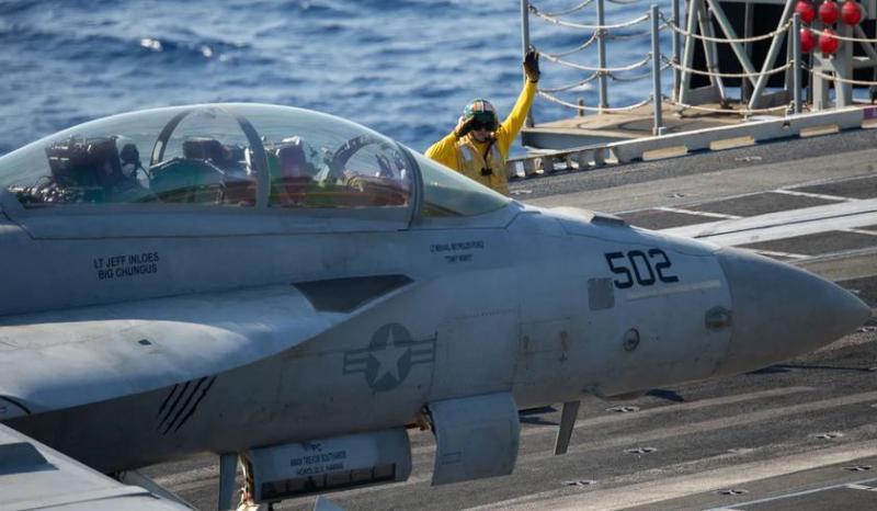 Крупнейший в мире авианосец USS Gerald R. Ford стоимостью более 13 миллиардов долларов несет на борту истребители F/A-18 Super Hornet, патрулирующие в Адриатическом море