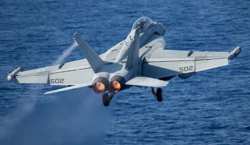 Крупнейший в мире авианосец USS Gerald R. Ford стоимостью более 13 миллиардов долларов несет на борту истребители F/A-18 Super Hornet, патрулирующие в Адриатическом море