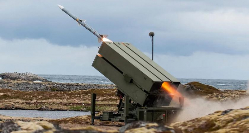 Система ПВО NASAMS с ракетами AIM-120 AMRAAM сбивает более 90% воздушных угроз, атакующих Украину