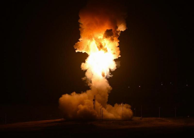 США запустили межконтинентальную баллистическую ракету Minuteman III, чтобы продемонстрировать готовность ядерных сил