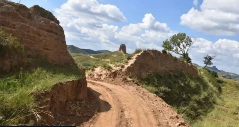 Строители снесли Великую Китайскую стену, чтобы перерезать дорогу - фото