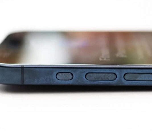 Титановая рамка Apple iPhone 15 Pro собирает темные четкие отпечатки пальцев и даже изменяет цвет